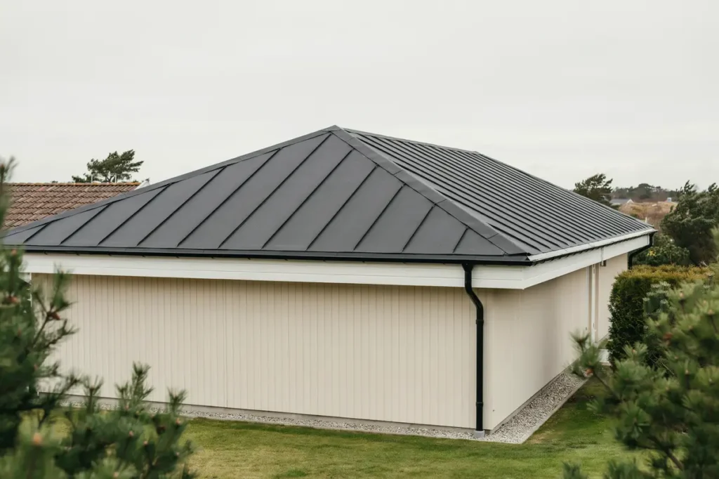 t tskiktsrenovering av l glutande garagetak i ljunghusen h llviken