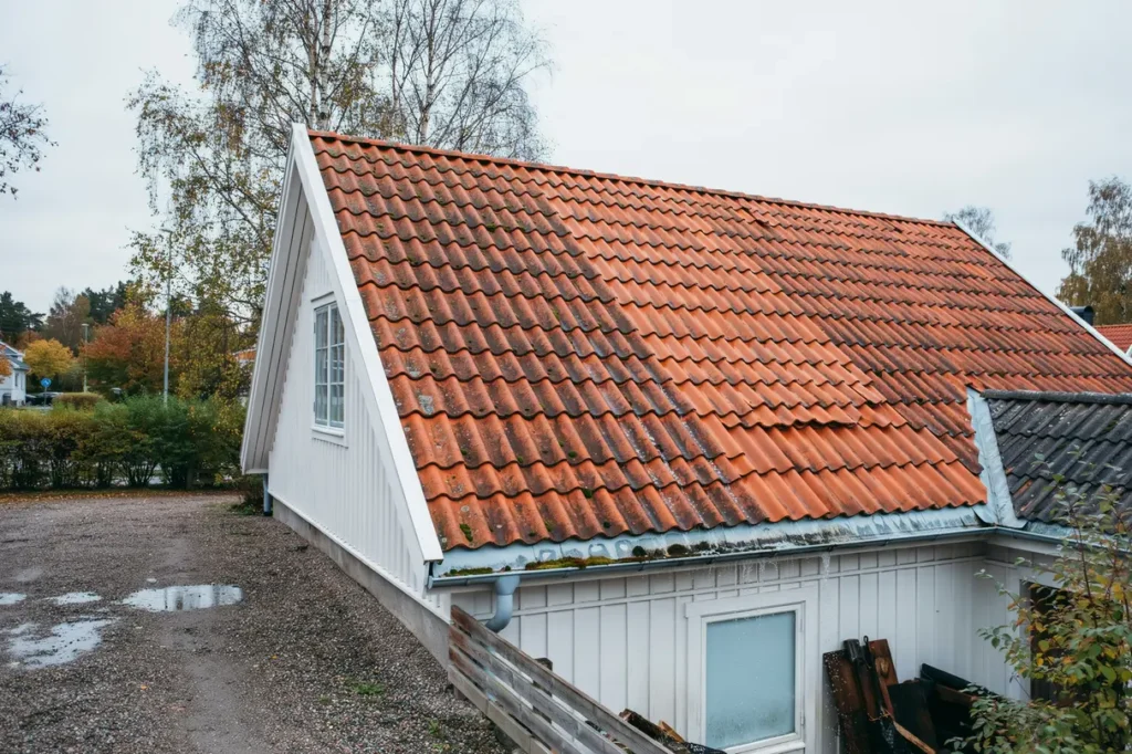 sot och alger p taket s reng r du skonsamt utan att skada pannor eller pl t